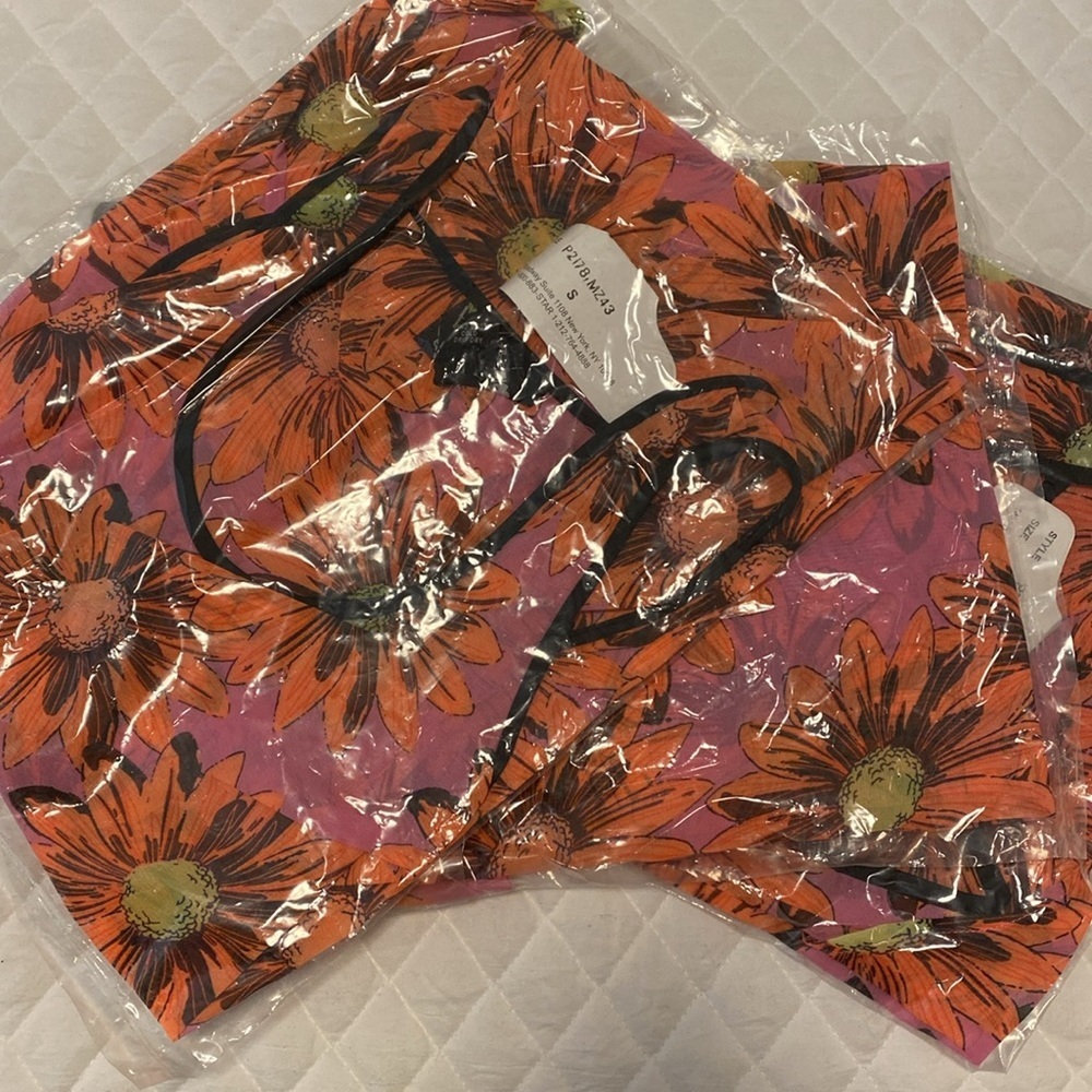 PRICE IS FIRM! BRAND NEW Angie Sleeveless Hi-Lo Tank Tops - Picture 4 of 10